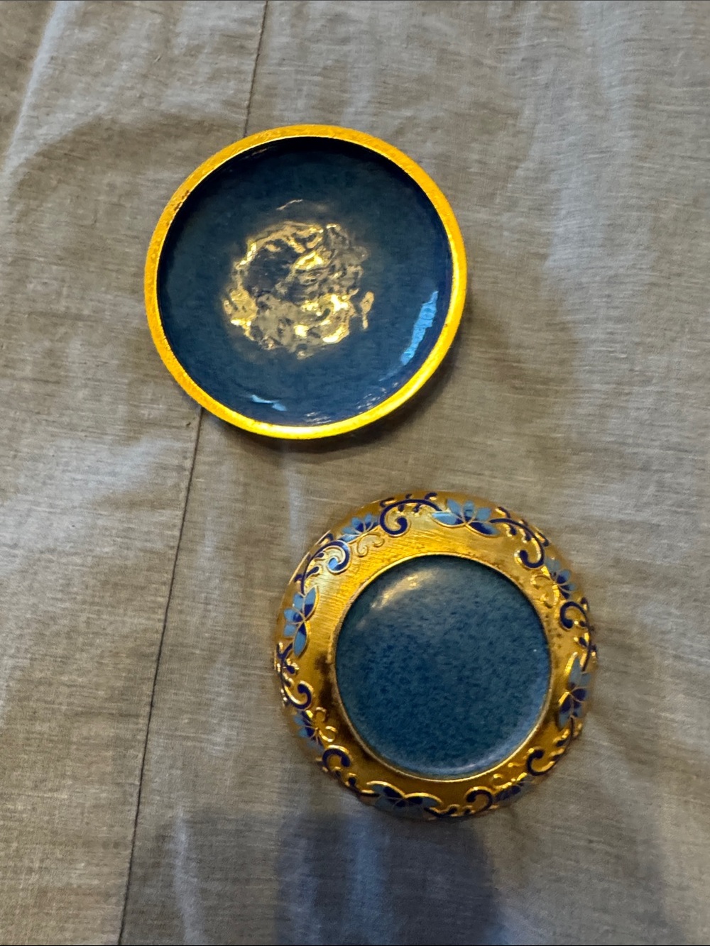 Gold Floral Cloisonné Compact Case - Picture 3 of 3